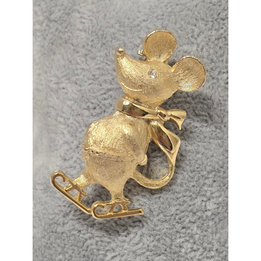Vintage Emmons Gold Tone Ice Skating Mouse Brooch Rhinestone Eye Winter Pin